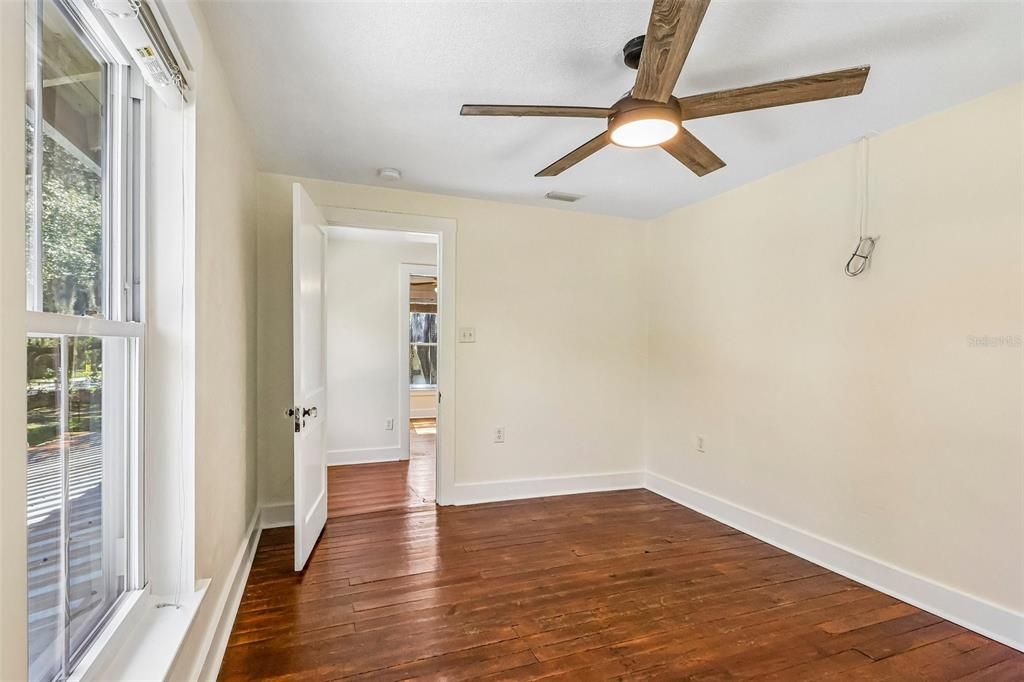 Activo con contrato: $398,000 (4 camas, 2 baños, 2216 Pies cuadrados)