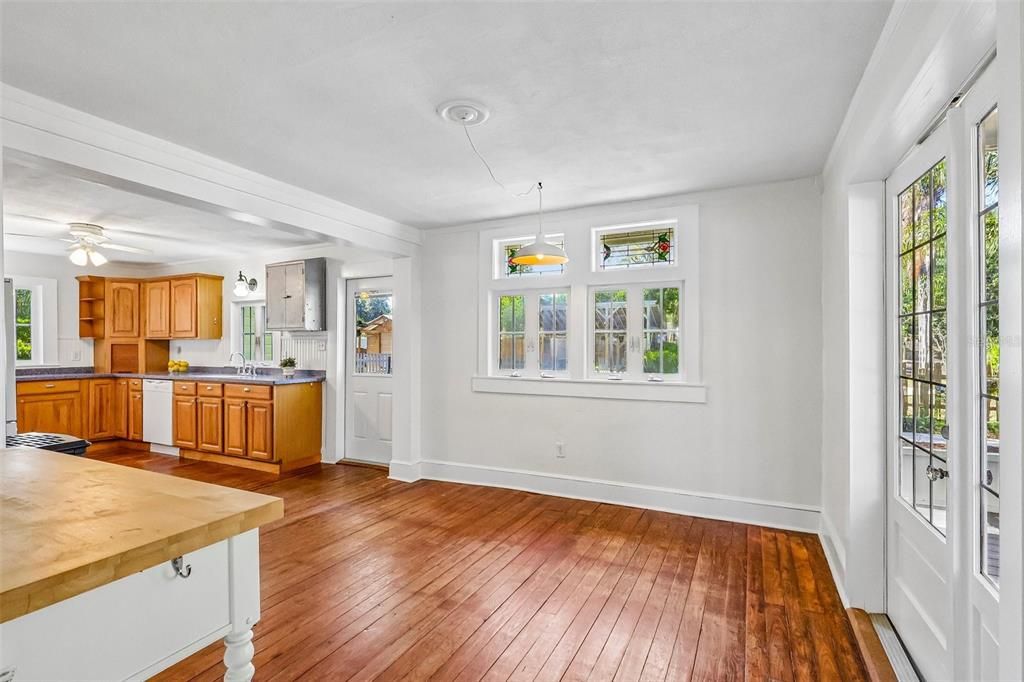 Activo con contrato: $398,000 (4 camas, 2 baños, 2216 Pies cuadrados)