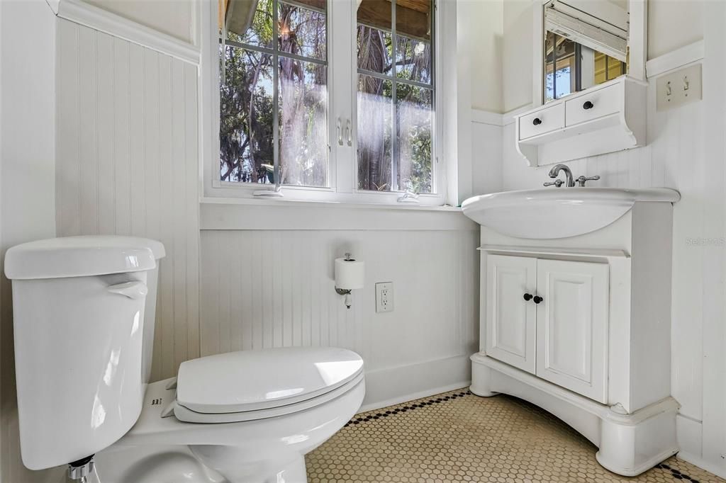 Activo con contrato: $398,000 (4 camas, 2 baños, 2216 Pies cuadrados)