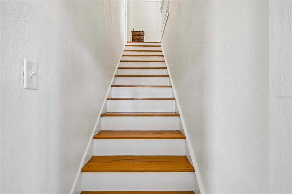 Activo con contrato: $398,000 (4 camas, 2 baños, 2216 Pies cuadrados)