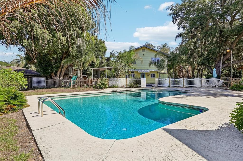 Activo con contrato: $398,000 (4 camas, 2 baños, 2216 Pies cuadrados)
