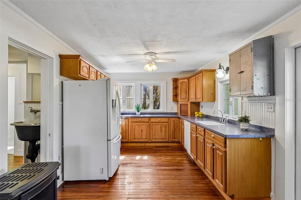 Activo con contrato: $398,000 (4 camas, 2 baños, 2216 Pies cuadrados)