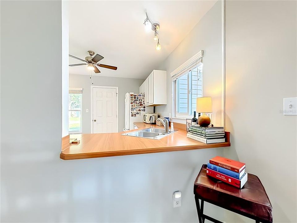 Active With Contract: $245,000 (2 beds, 2 baths, 1289 Square Feet)