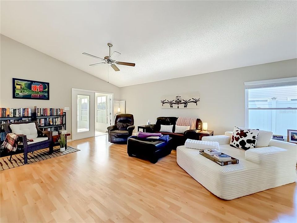 Active With Contract: $245,000 (2 beds, 2 baths, 1289 Square Feet)