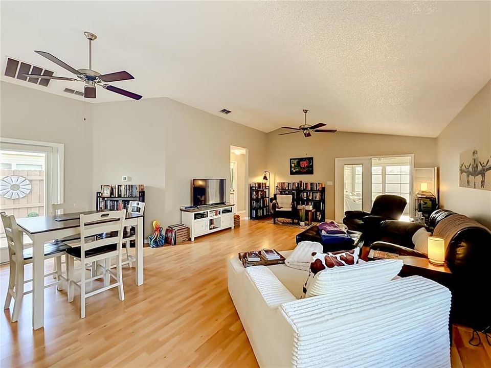 Active With Contract: $245,000 (2 beds, 2 baths, 1289 Square Feet)