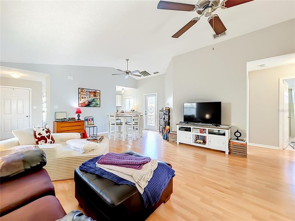 Active With Contract: $245,000 (2 beds, 2 baths, 1289 Square Feet)