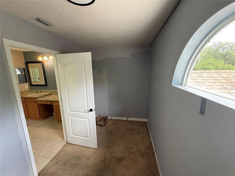 Activo con contrato: $405,000 (4 camas, 3 baños, 2930 Pies cuadrados)
