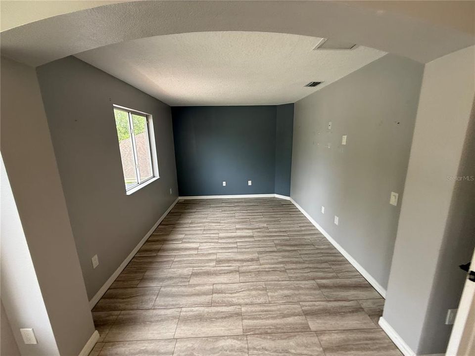 Activo con contrato: $405,000 (4 camas, 3 baños, 2930 Pies cuadrados)