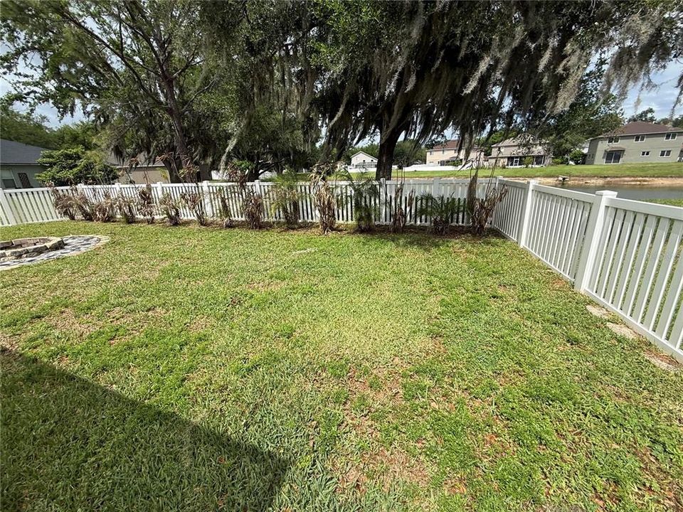 Activo con contrato: $405,000 (4 camas, 3 baños, 2930 Pies cuadrados)