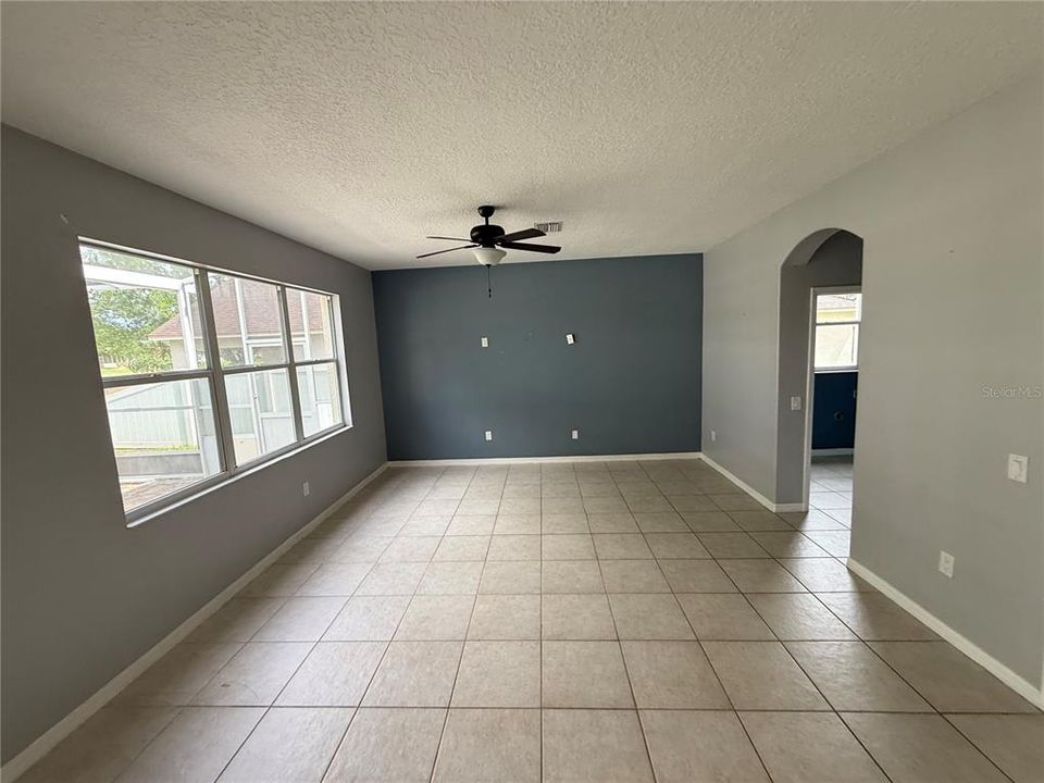 Activo con contrato: $405,000 (4 camas, 3 baños, 2930 Pies cuadrados)