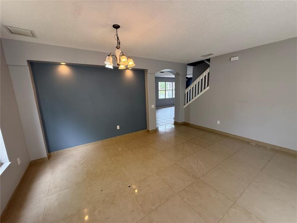 Activo con contrato: $405,000 (4 camas, 3 baños, 2930 Pies cuadrados)