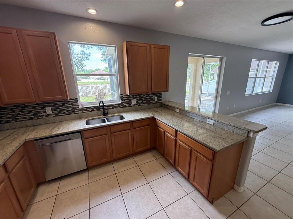 Activo con contrato: $405,000 (4 camas, 3 baños, 2930 Pies cuadrados)