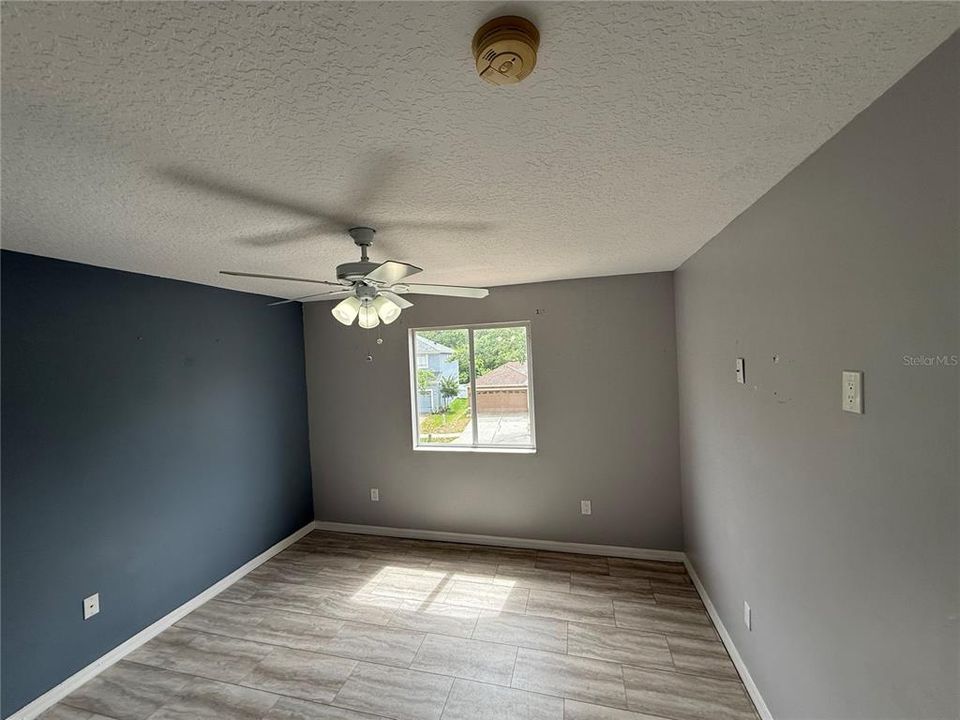 Activo con contrato: $405,000 (4 camas, 3 baños, 2930 Pies cuadrados)