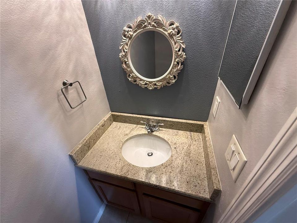Activo con contrato: $405,000 (4 camas, 3 baños, 2930 Pies cuadrados)
