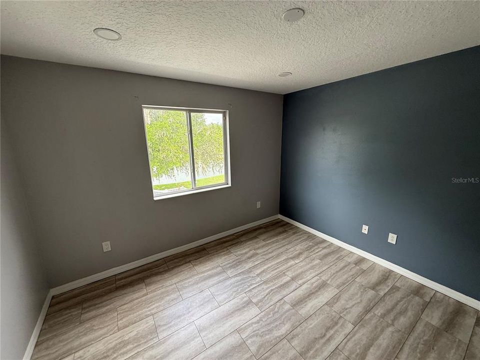 Activo con contrato: $405,000 (4 camas, 3 baños, 2930 Pies cuadrados)