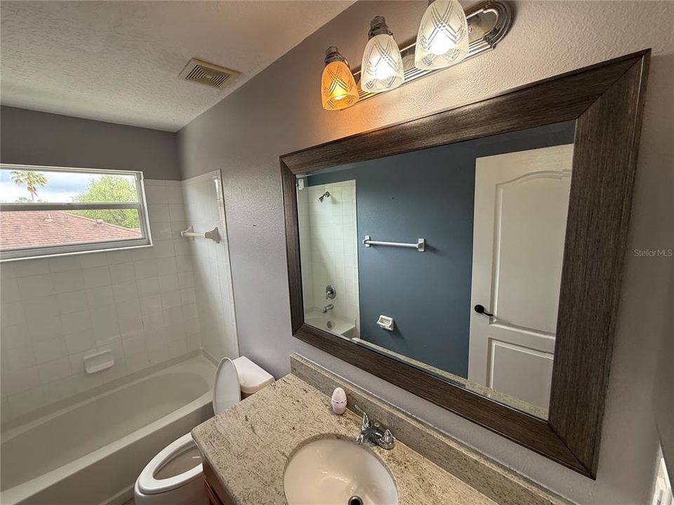 Activo con contrato: $405,000 (4 camas, 3 baños, 2930 Pies cuadrados)