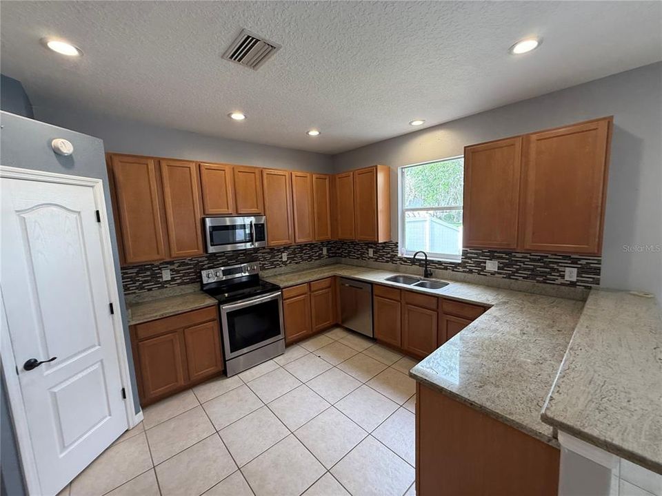 Activo con contrato: $405,000 (4 camas, 3 baños, 2930 Pies cuadrados)