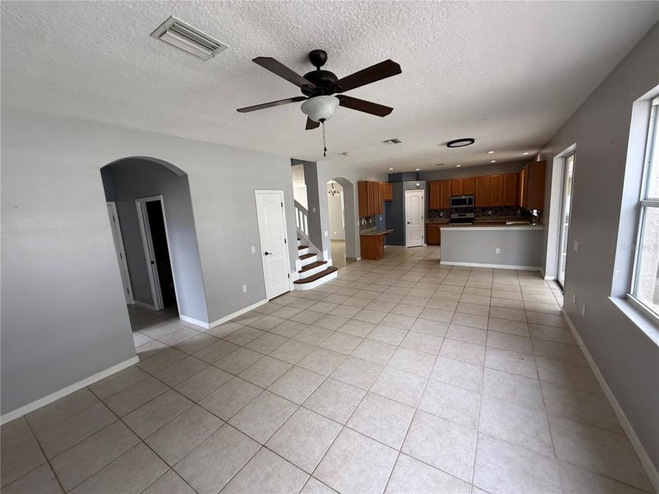 Activo con contrato: $405,000 (4 camas, 3 baños, 2930 Pies cuadrados)