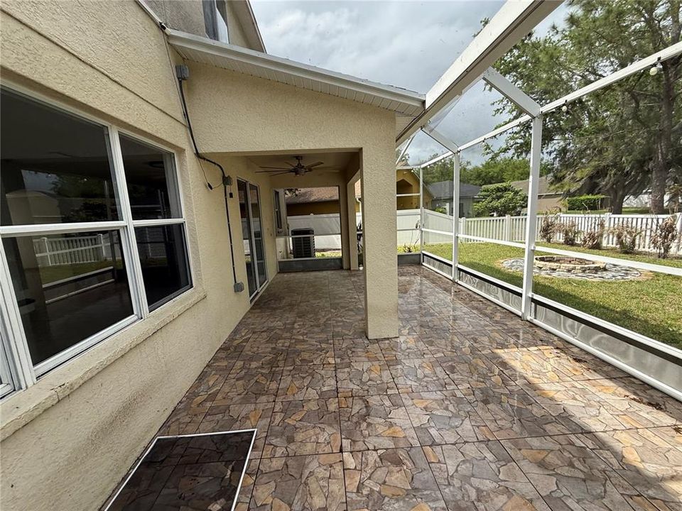 Activo con contrato: $405,000 (4 camas, 3 baños, 2930 Pies cuadrados)