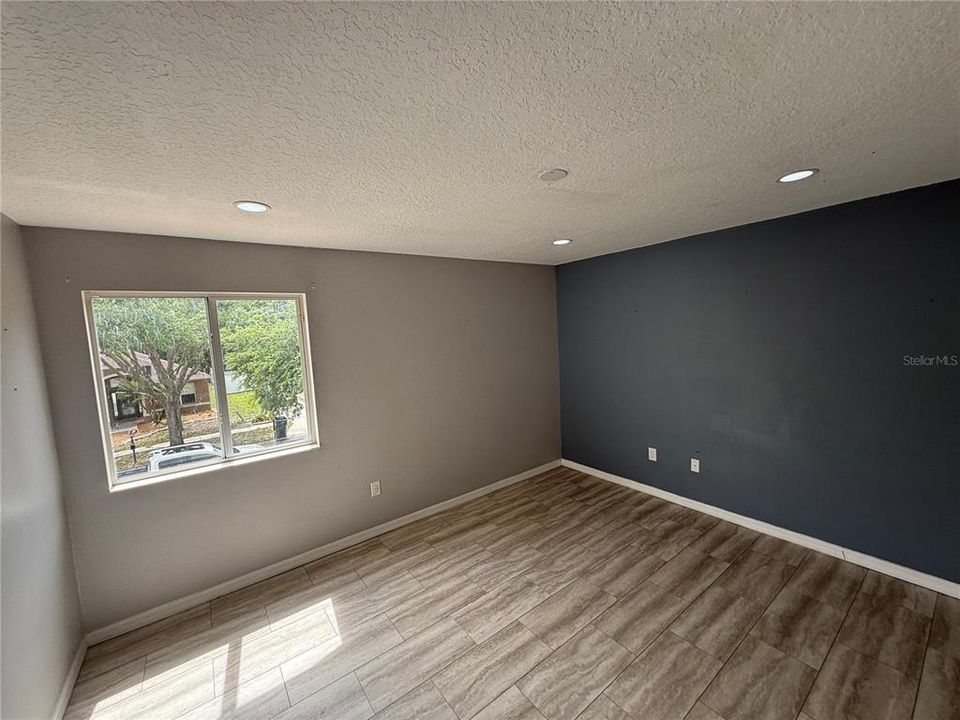 Activo con contrato: $405,000 (4 camas, 3 baños, 2930 Pies cuadrados)