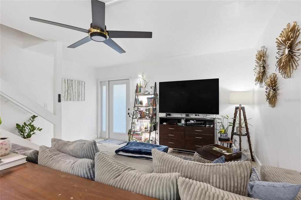 For Sale: $189,900 (2 beds, 2 baths, 1136 Square Feet)
