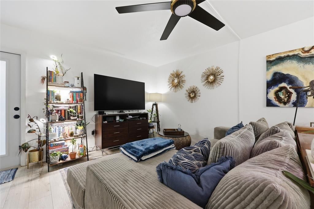 For Sale: $189,900 (2 beds, 2 baths, 1136 Square Feet)