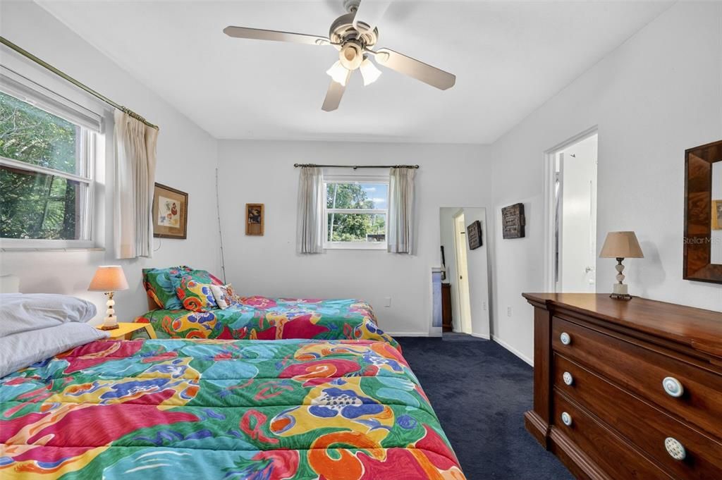 Activo con contrato: $699,000 (3 camas, 2 baños, 2325 Pies cuadrados)