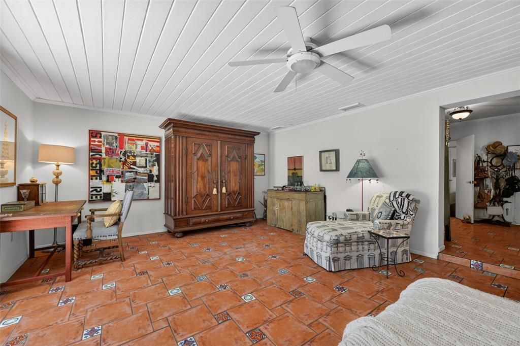 Activo con contrato: $699,000 (3 camas, 2 baños, 2325 Pies cuadrados)