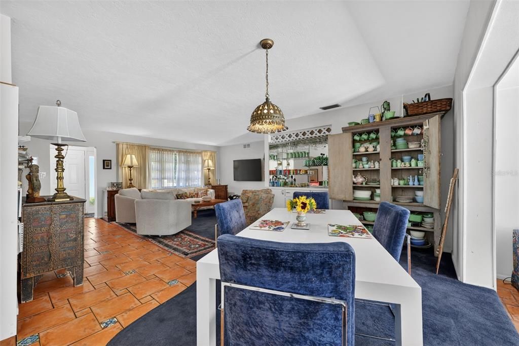 Activo con contrato: $699,000 (3 camas, 2 baños, 2325 Pies cuadrados)