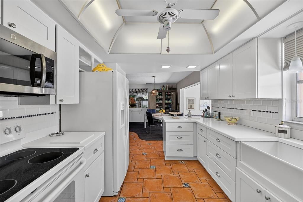 Activo con contrato: $699,000 (3 camas, 2 baños, 2325 Pies cuadrados)