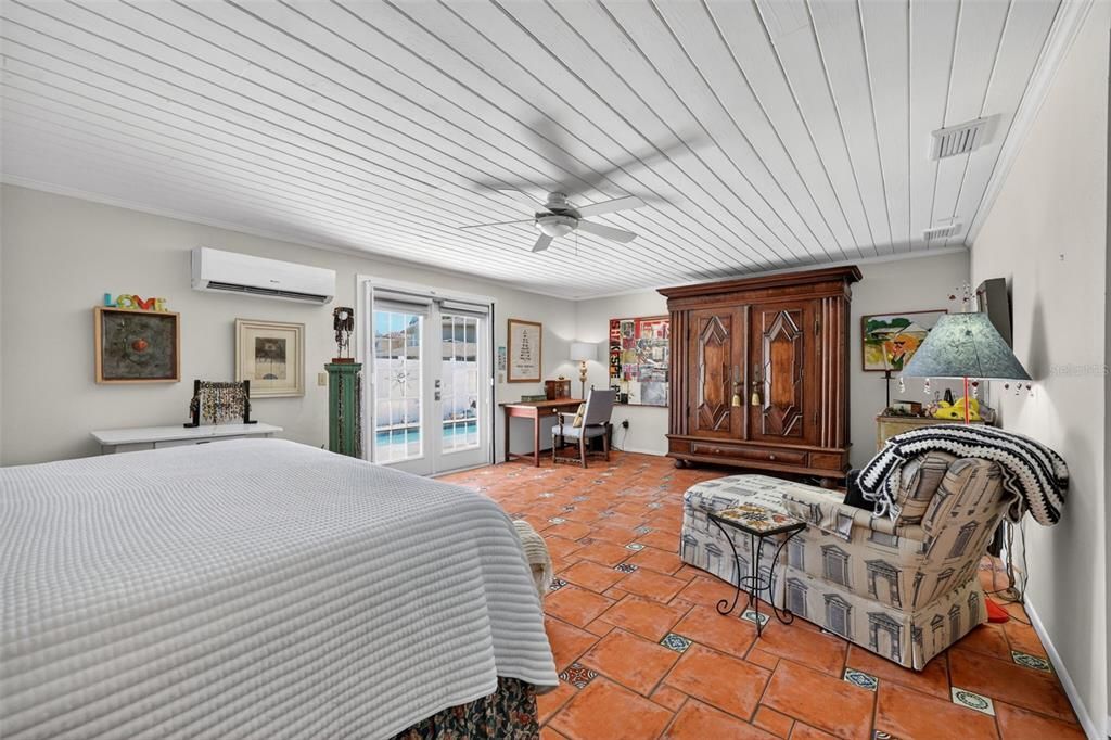 Activo con contrato: $699,000 (3 camas, 2 baños, 2325 Pies cuadrados)