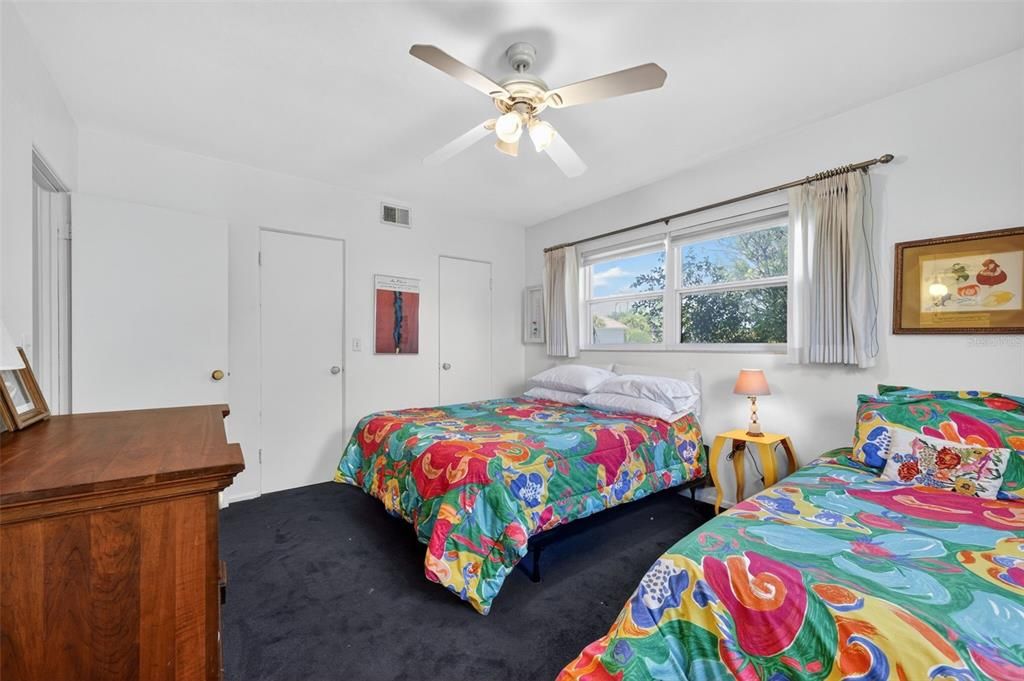 Activo con contrato: $699,000 (3 camas, 2 baños, 2325 Pies cuadrados)