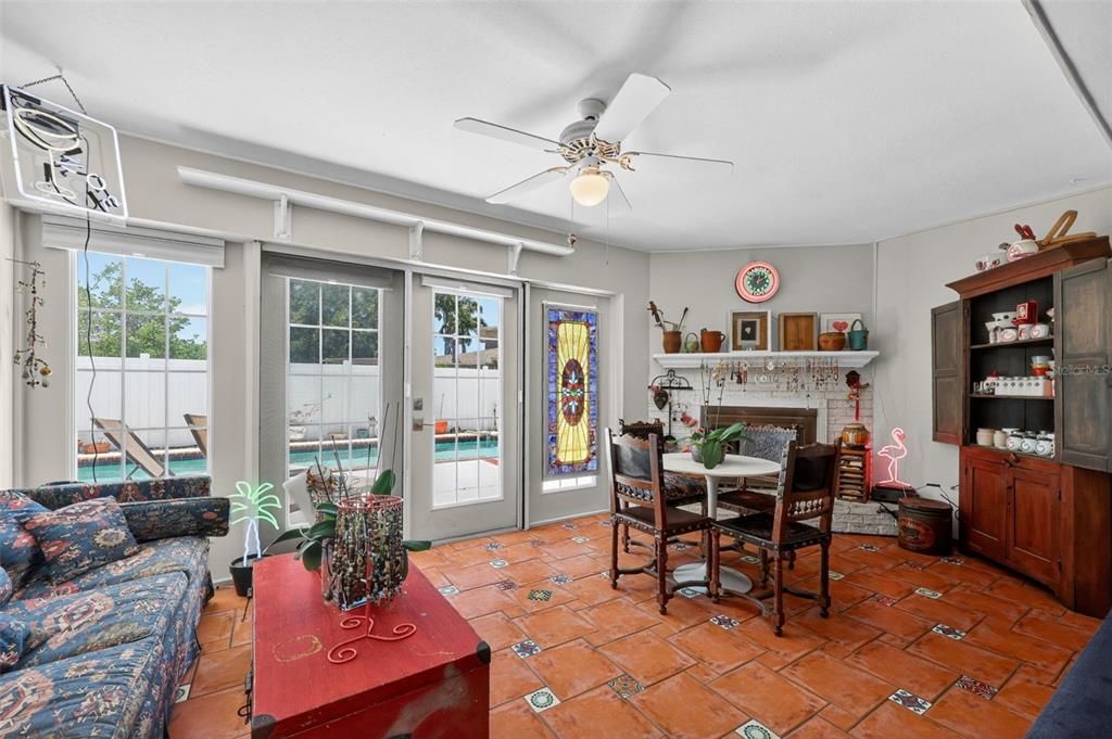Activo con contrato: $699,000 (3 camas, 2 baños, 2325 Pies cuadrados)