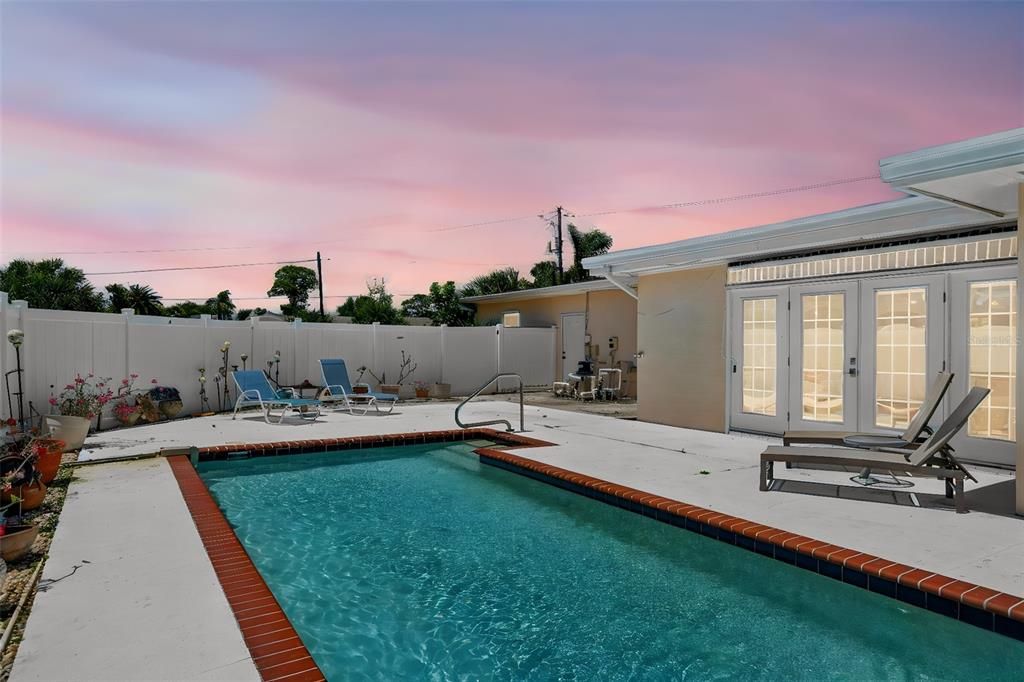 Activo con contrato: $699,000 (3 camas, 2 baños, 2325 Pies cuadrados)