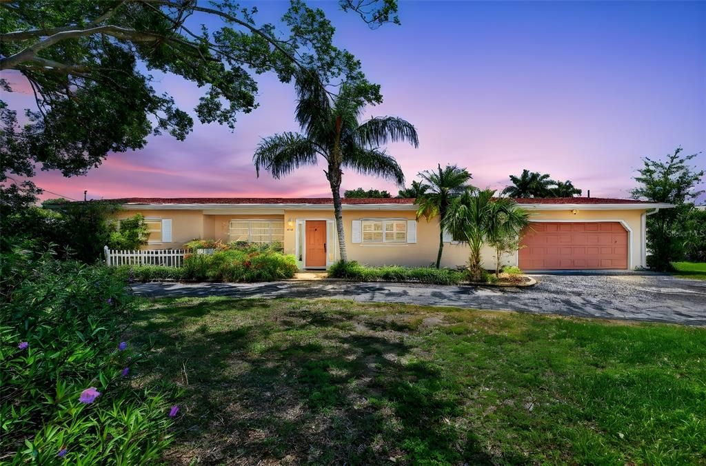 Activo con contrato: $699,000 (3 camas, 2 baños, 2325 Pies cuadrados)