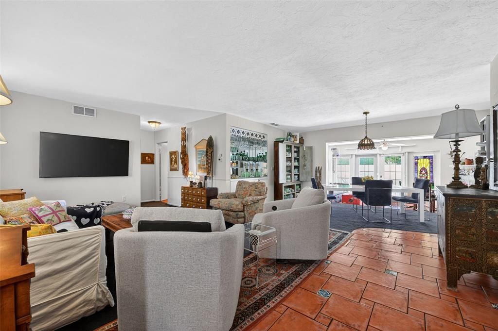 Activo con contrato: $699,000 (3 camas, 2 baños, 2325 Pies cuadrados)