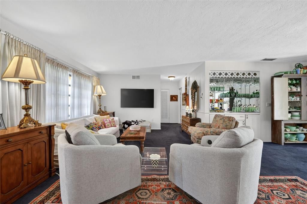Activo con contrato: $699,000 (3 camas, 2 baños, 2325 Pies cuadrados)