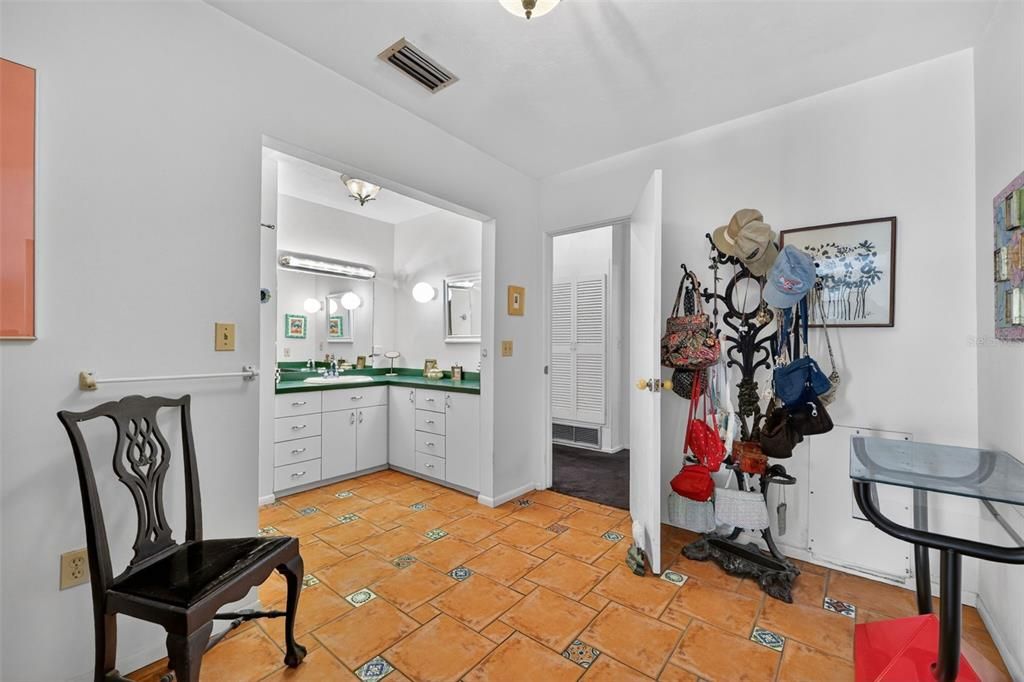 Activo con contrato: $699,000 (3 camas, 2 baños, 2325 Pies cuadrados)