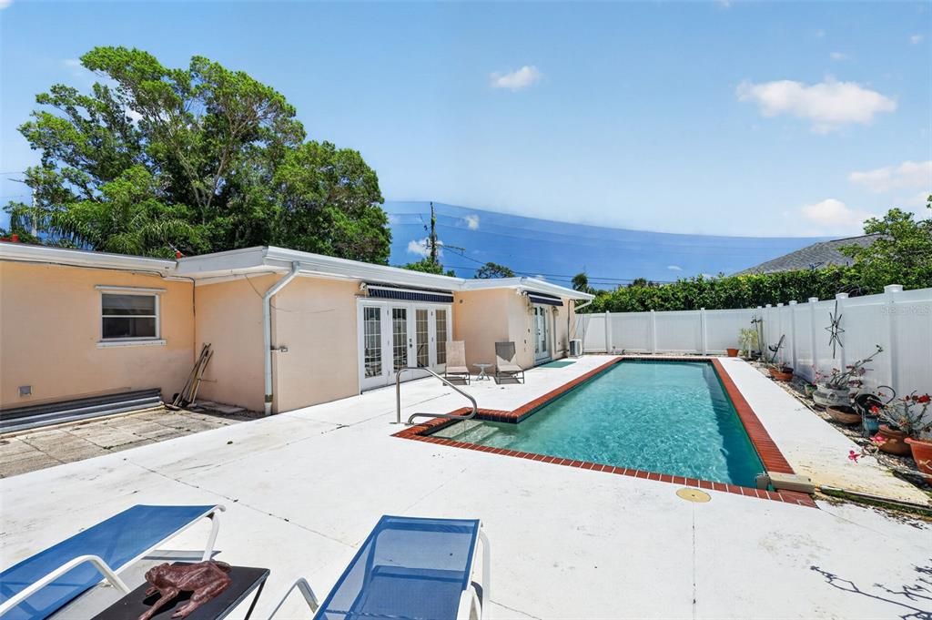 Activo con contrato: $699,000 (3 camas, 2 baños, 2325 Pies cuadrados)