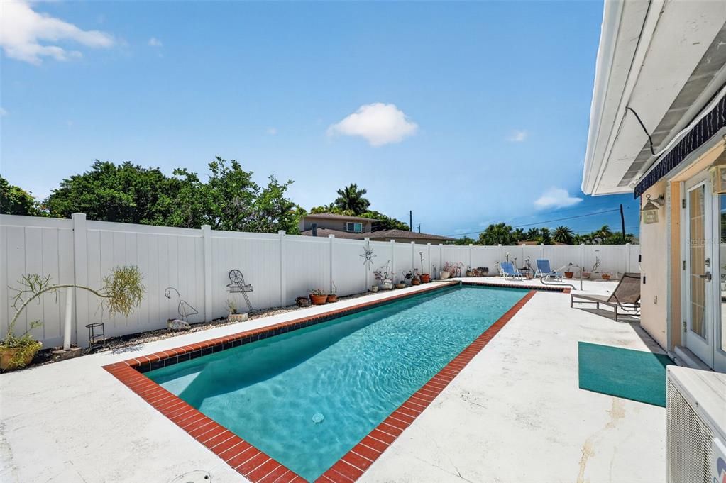 Activo con contrato: $699,000 (3 camas, 2 baños, 2325 Pies cuadrados)