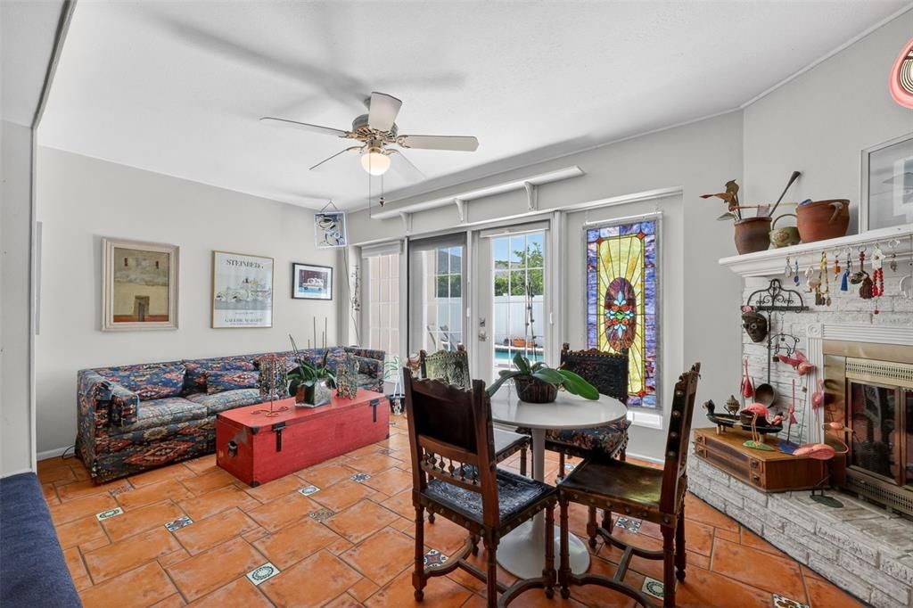 Activo con contrato: $699,000 (3 camas, 2 baños, 2325 Pies cuadrados)