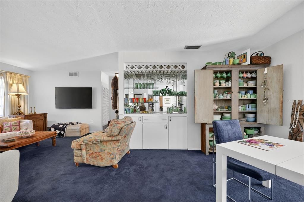 Activo con contrato: $699,000 (3 camas, 2 baños, 2325 Pies cuadrados)