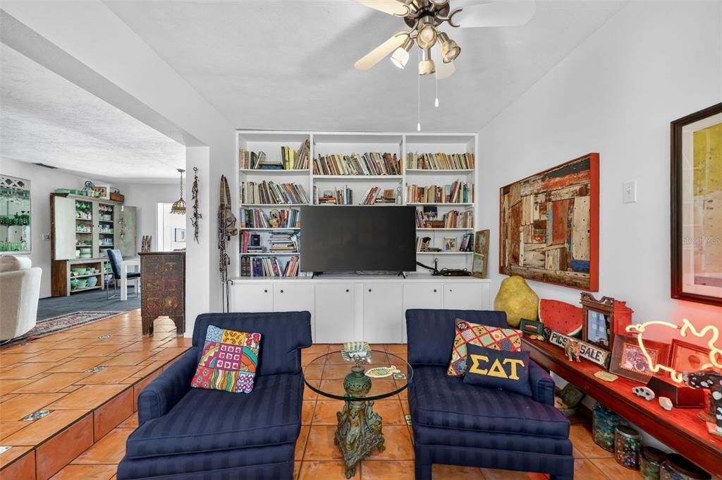 Activo con contrato: $699,000 (3 camas, 2 baños, 2325 Pies cuadrados)