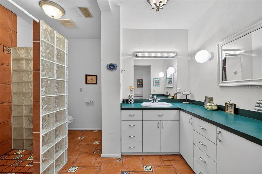 Activo con contrato: $699,000 (3 camas, 2 baños, 2325 Pies cuadrados)