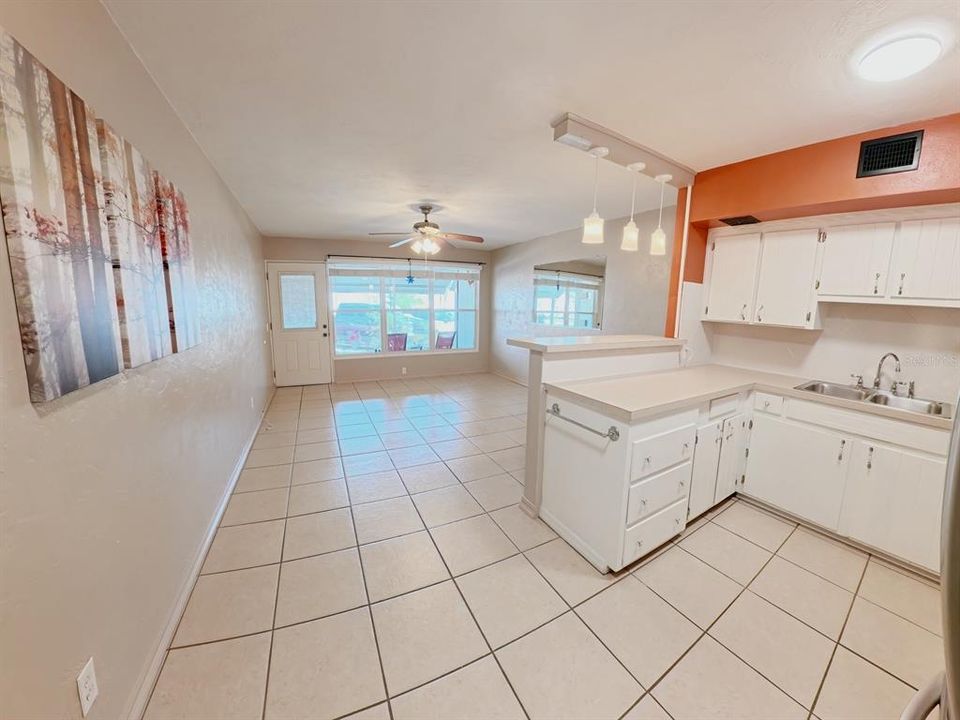 For Sale: $92,000 (1 beds, 1 baths, 562 Square Feet)