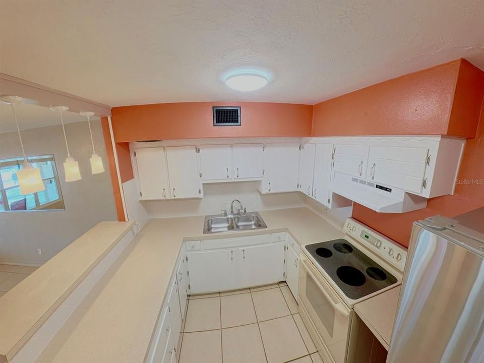 For Sale: $92,000 (1 beds, 1 baths, 562 Square Feet)