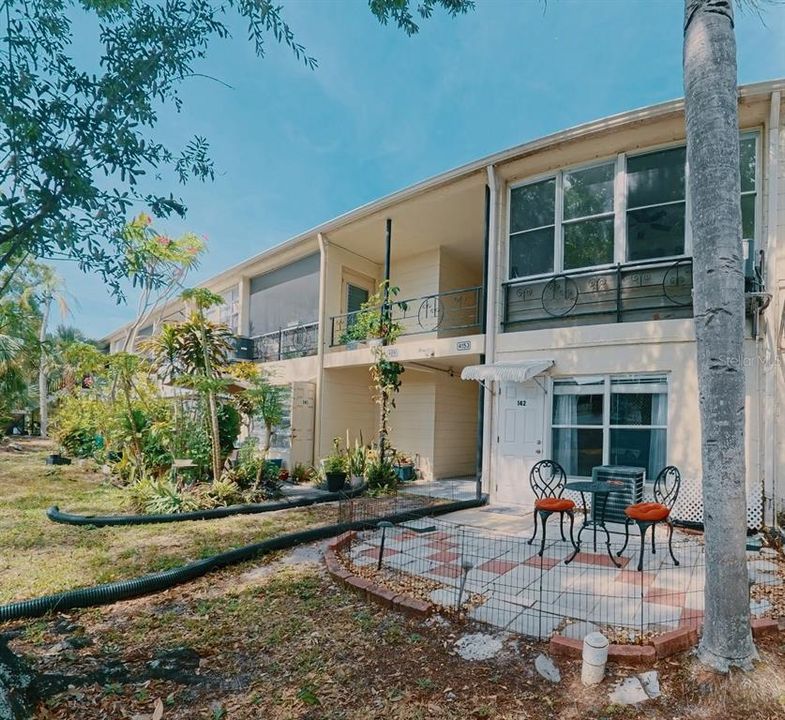 For Sale: $92,000 (1 beds, 1 baths, 562 Square Feet)