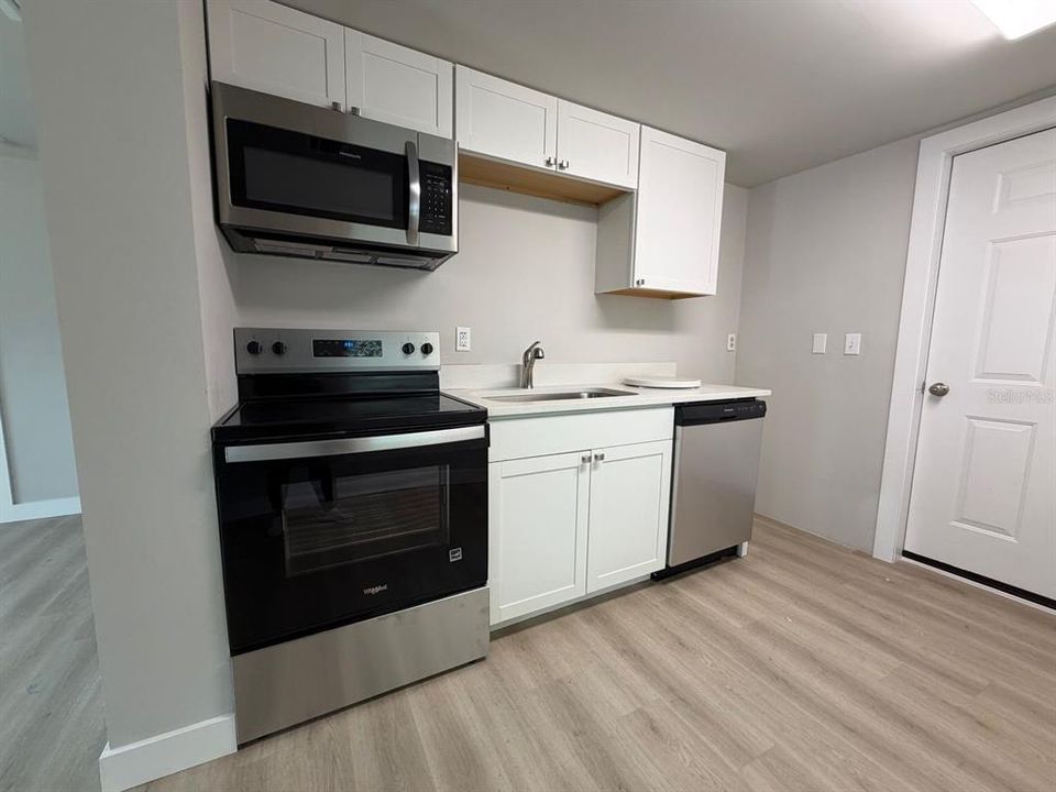 For Rent: $1,300 (2 beds, 1 baths, 800 Square Feet)