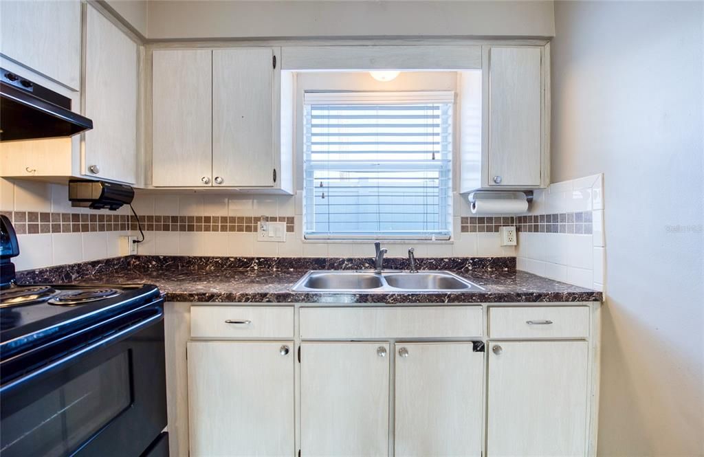 На продажу: $177,900 (2 спален, 1 ванн, 832 Квадратных фут)