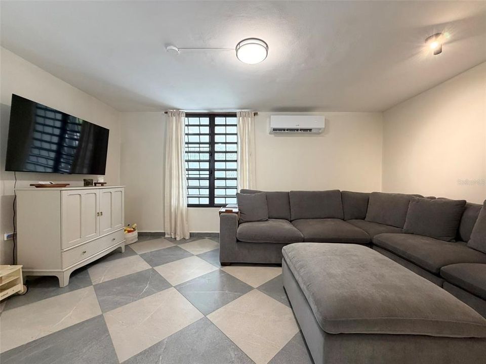 For Sale: $695,000 (5 beds, 3 baths, 2956 Square Feet)